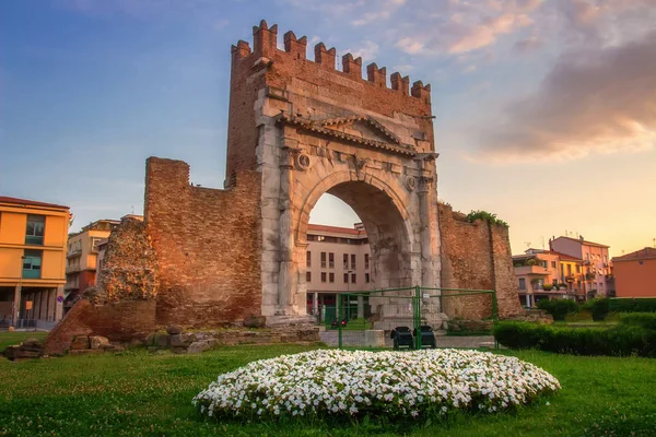Rimini, italien. Bogen des Augustus, altes römisches Tor der Stadt — Stockfoto