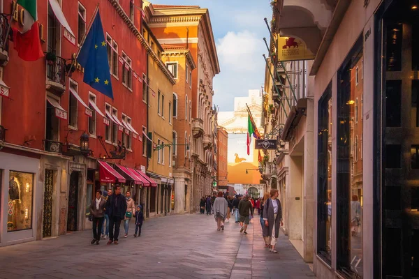 Rue du centre de Venise shopping, Italie . — Photo