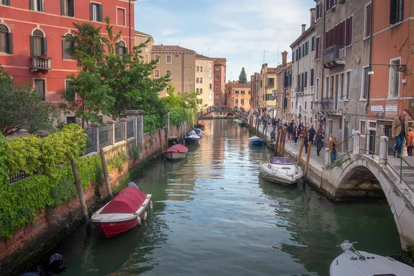Ruas de Veneza são pessoas cheias, Itália. Passeios turísticos de Venic — Fotografia de Stock