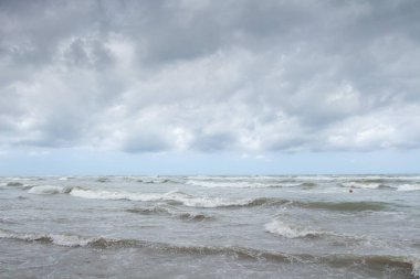 Adriyatik Denizi. Fırtına uyarısı: Büyük dalgalar, kasvetli gökyüzü, deniz köpüğü