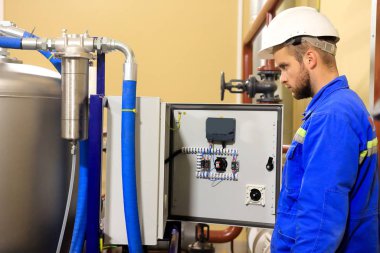 Trafo işçisi, teknolojiyi yönetmek için elektrik kabinesini açtı