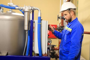 Alt istasyon operatörü parametreleri kontrol eder.