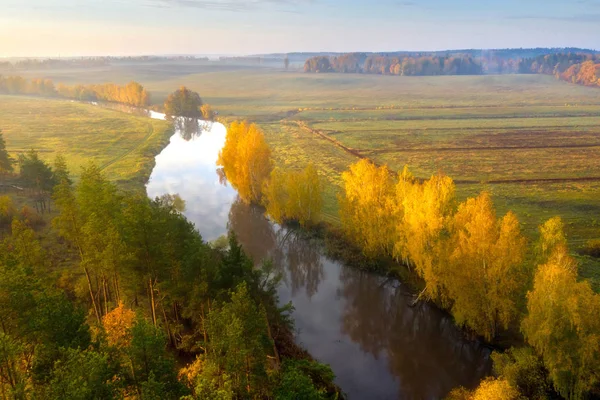 Осенний пейзаж реки с воздуха. Осенний лес и поля — стоковое фото