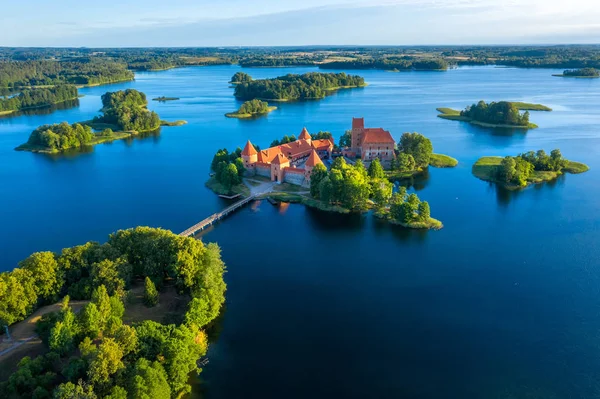 Lagos azuis em torno do castelo velho Trakai na Lituânia vista aérea — Fotografia de Stock