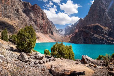 Güneşli bir günde muhteşem mavi gölü olan dağlarda vahşi manzara.