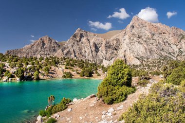 Dağlarda inanılmaz güneşli bir gün. Dağlardan aşağıya inin.