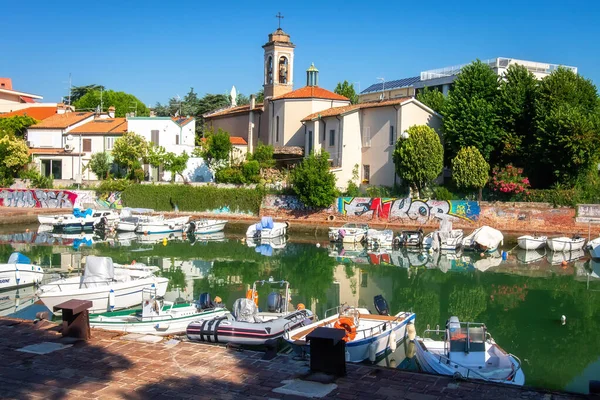 Barcos atracados no pequeno canal portuário em Rimini, Itália — Fotografia de Stock