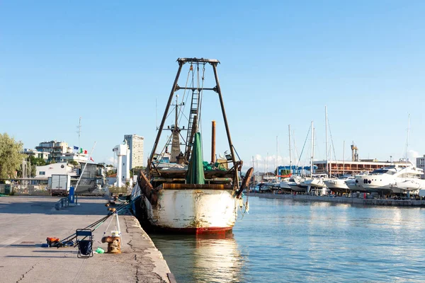 Peschereccio Ormeggiato Piccolo Porto Marittimo Barche Stand Vicino Molo — Foto Stock