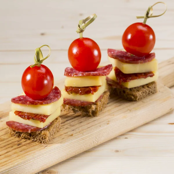 萨拉米香肠、 奶酪和番茄的小吃 — 图库照片