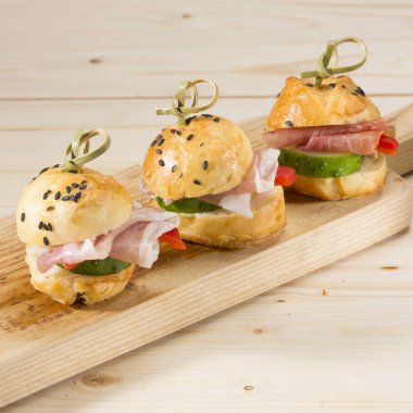 Jambon ve salatalık ile Mini hamburger