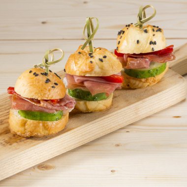 Jambon ve salatalık ile Mini hamburger