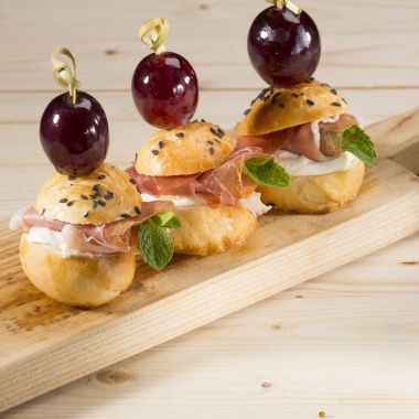 Mini hamburger tapas jambon, zeytin ve krem peynir ile