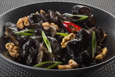 Ceviz ile marine edilmiş shiitake mantar