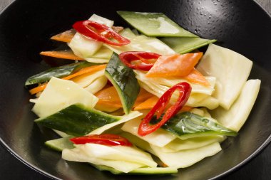 Kabak, havuç ve acılı lahana salatası