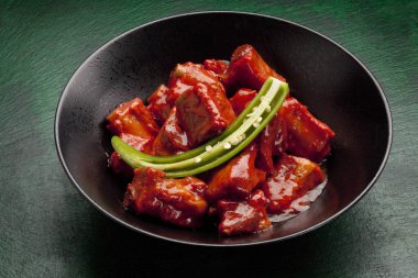 Chili soslu tatlı ve ekşi domuz kaburga