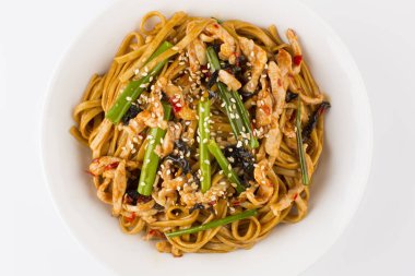 Kızarmış tavuk ve susam ile erişte