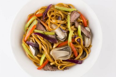 Fried Noodle sığır eti ve mantar ile