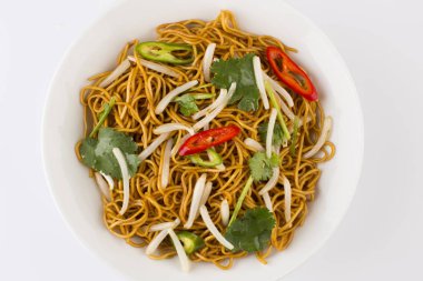 Sebzeli kızarmış erişte.