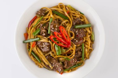 Fried noodles with beef and vegetables