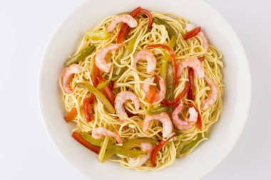 Karides ve sebzeli kızarmış erişte.