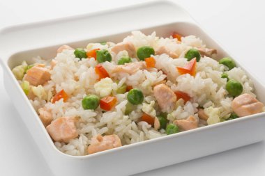 Pirinç ve sebze ile Somon