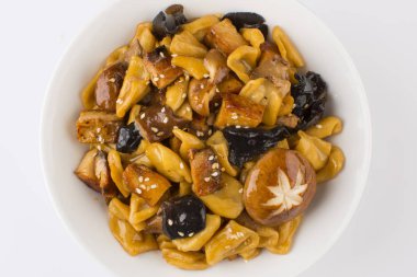 Marine Çin mantar noodles ile