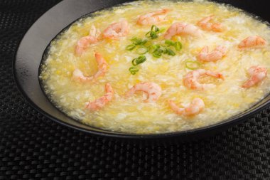 Yumurta ve karides çorbası temizleyin