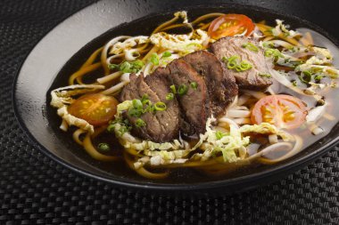 Sığır şehriye Japon çorbası