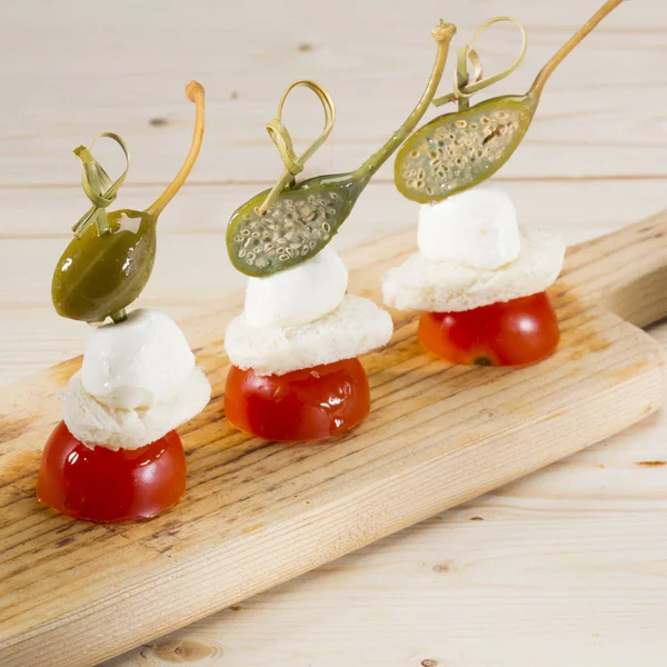 Mozzarella, tomat och kapris — Stockfoto