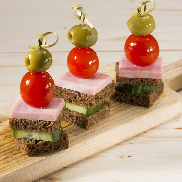 Jambon, domates, salatalık ve zeytin tapas