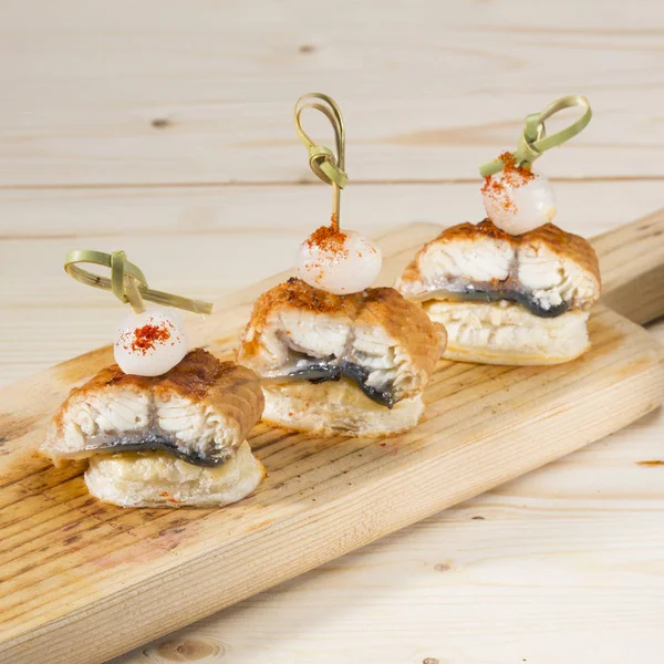 Yılan balığı ile marine edilmiş soğan tapas