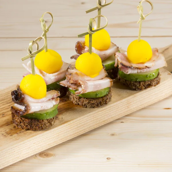 Kanepe (tapas) döş ve salatalık ile