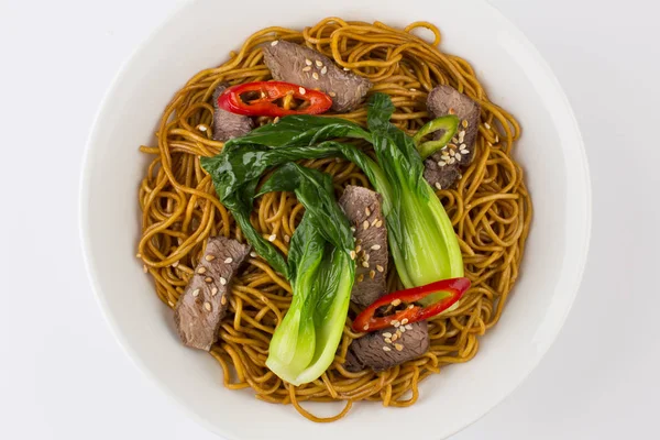 Kızarmış erişte ve biftek. 