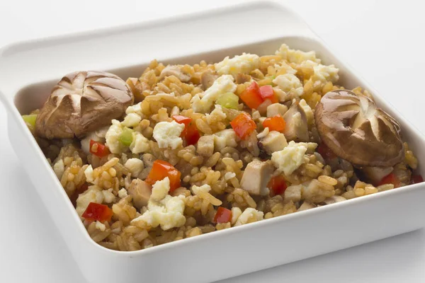 Kızarmış pirinç sebze ve mantar ile