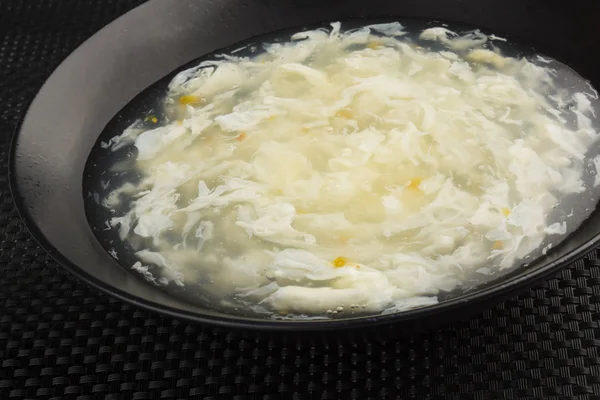 明確な日本の卵スープ — ストック写真