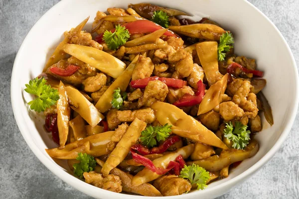 Fried chicken sebze Çin stili ile 