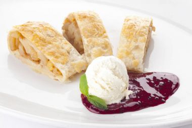 Elmalı turta vanilyalı dondurma ve berry sos ile