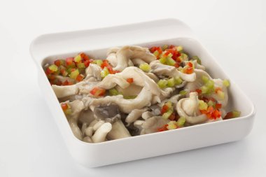 Beyaz soslu haşlanmış sebze