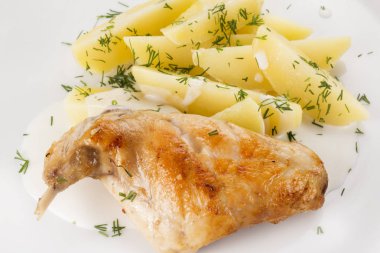 Kızarmış tavuk haşlanmış patates ile