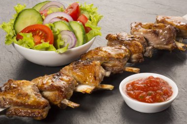 Barbekü domuz eti ile salata