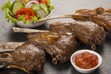 Salata ızgara Kuzu pirzola