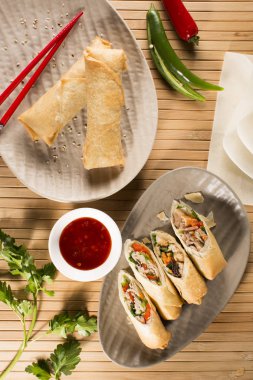 Tavada tavuk böreği