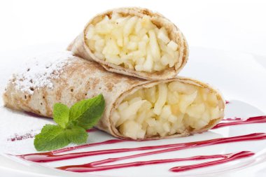 Krep elma ve berry sos ile