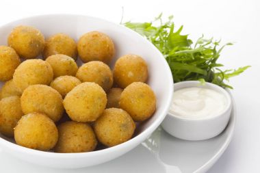 (Patatas bravas Krema soslu patates ve peynir tapas)