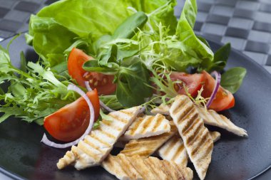 Izgara tavuk göğsü ve taze salata.