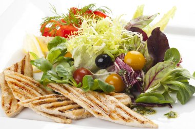 Taze sebzeli ızgara tavuk göğsü.