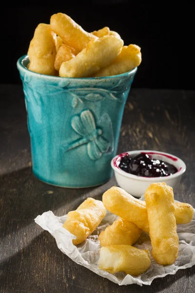 Kızarmış süt tatlı çilek sosu ile 