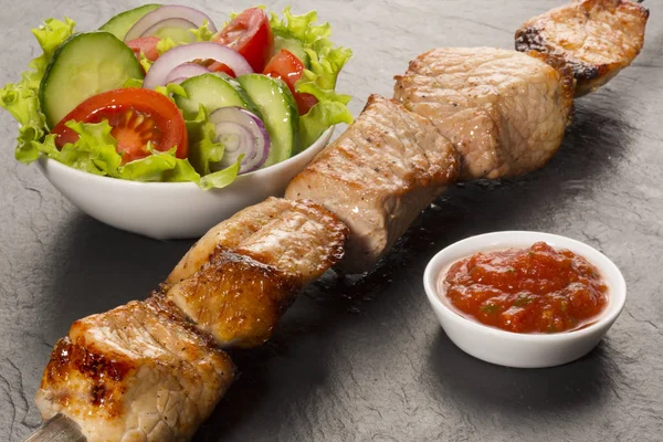 Barbekü domuz eti ile salata — Stok fotoğraf
