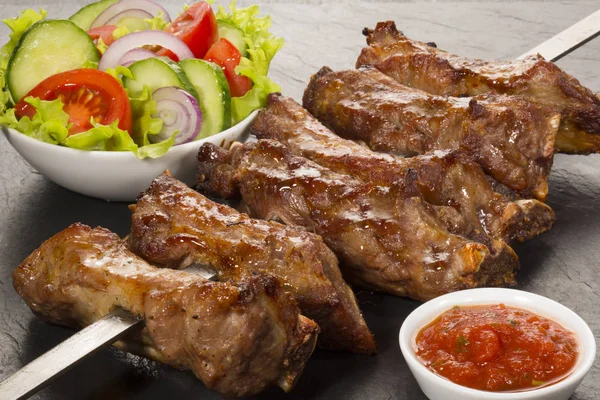 Salata ızgara domuz pirzola