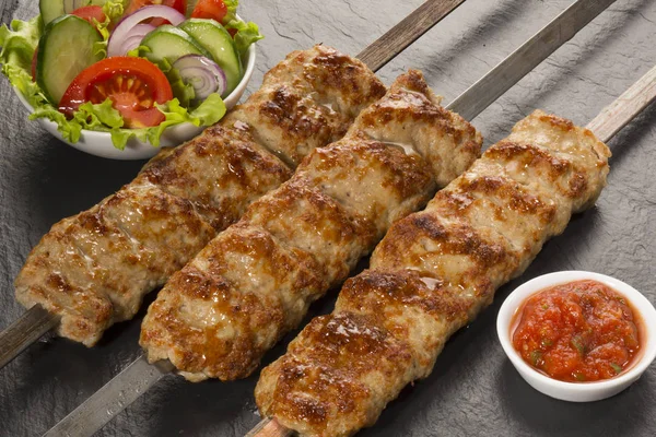 Izgara et kabab salata ile